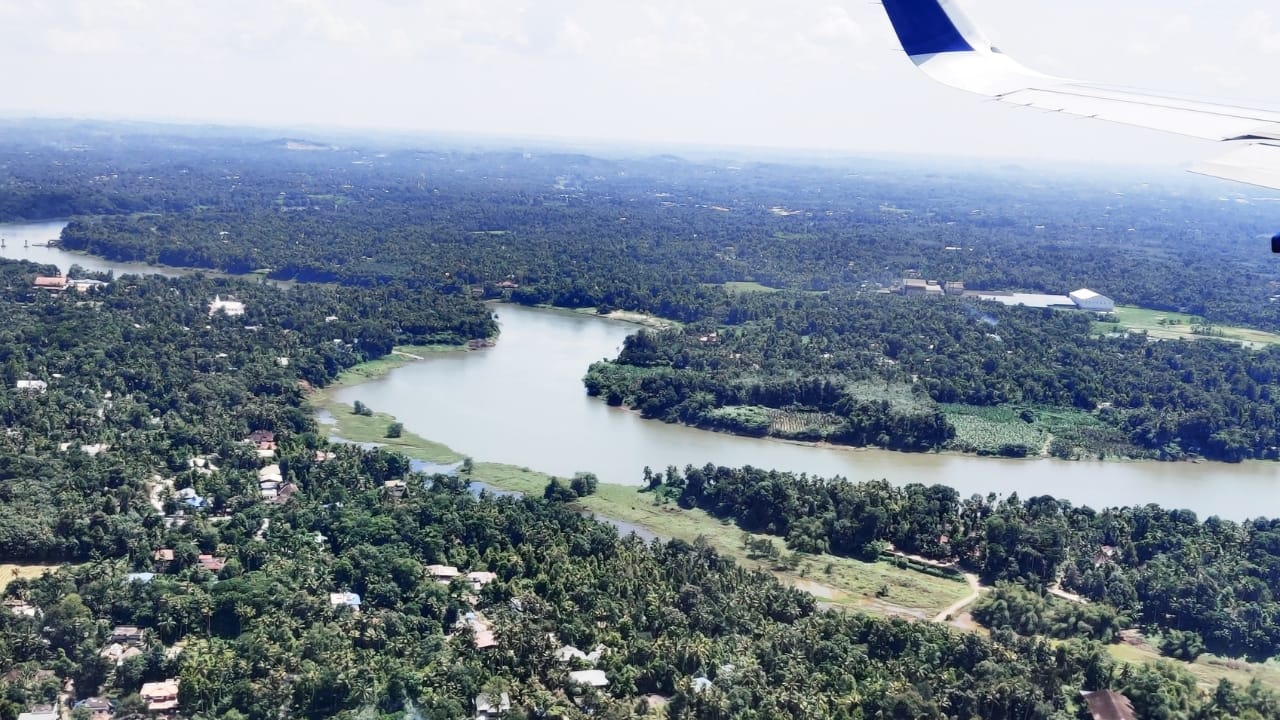Cochin International Airport, Kochi As the world’s first solar-powered airport, Cochin International boasts incredible views of Kerala’s backwaters, including picturesque canals, serene lakes, and lush greenery. (Image: Wikipedia)