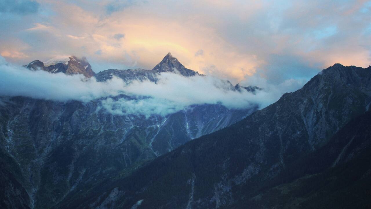 Get ready to be amazed as you land at these top 10 Indian airports, each offering spectacular views that turn your arrival into a memorable experience. From the rugged peaks of Leh to the serene beaches of Lakshadweep, these airports showcase India’s diverse and breathtaking landscapes right from your plane window. Here are ten most stunning landing views you can enjoy. (Image: Canva)