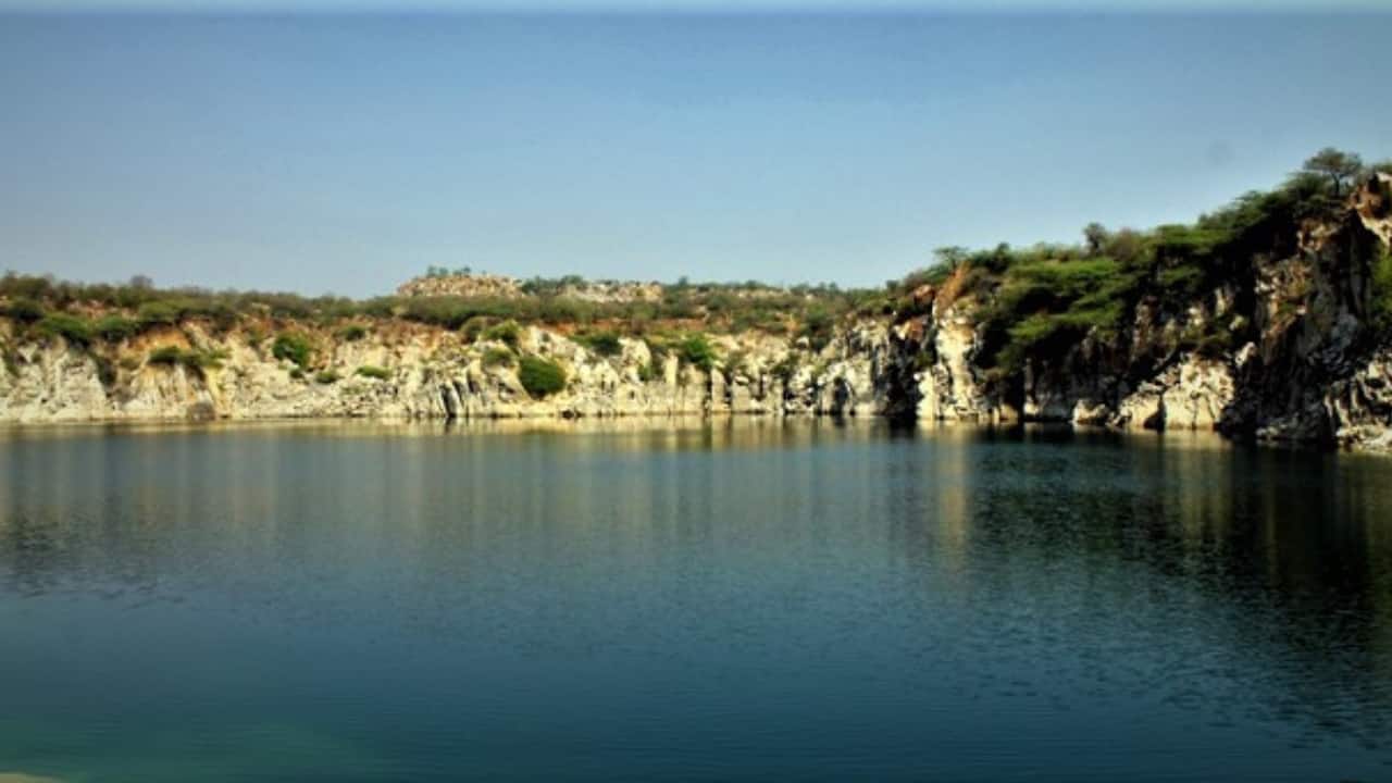 2. Bhardwaj Lake | Tucked away in the Asola Bhatti Wildlife Sanctuary, Bhardwaj Lake is a hidden natural paradise just outside the city. This tranquil lake is perfect for nature lovers, hikers, and birdwatchers looking to disconnect from the urban chaos. The lake, surrounded by lush greenery, offers a scenic spot for peaceful walks and picnic outings. As you explore the sanctuary, you may even spot some of Delhi’s local wildlife, including peacocks, deer, and various bird species. (Image: Camp Wild Hauj)