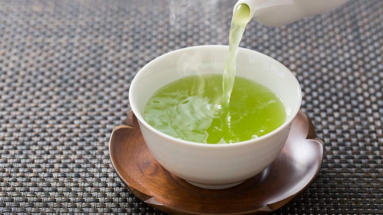 Green tea: Green tea contains caffeine and L-theanine, which together enhance brain function, mood, and cognitive performance. Caffeine boosts alertness and concentration, while L-theanine promotes relaxation without drowsiness. Green tea is also rich in antioxidants called catechins, which help protect the brain from oxidative stress and inflammation, supporting long-term brain health. (Image: Canva)