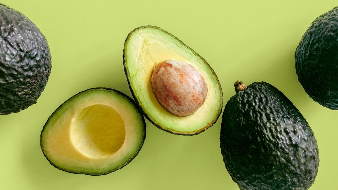 Avocados: Avocados are rich in monounsaturated fats, which support healthy blood flow and brain cell integrity. They also contain antioxidants like vitamin E, which helps protect brain cells from oxidative damage. The healthy fats in avocados are essential for maintaining cell membranes and supporting overall brain function, contributing to better cognitive health. (Image: Canva)