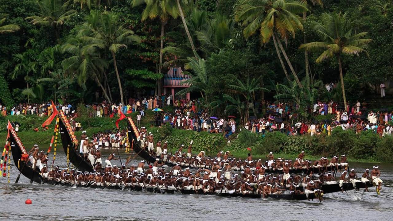 5. Aranmula: The Spectacle of Snake Boat Races Aranmula is famous for the thrilling Aranmula Boat Race, a highlight of the Onam festival. Watch as beautifully decorated snake boats race on the Punnamada Lake in a stunning display of skill and tradition. Aranmula is also known for its ancient temples and traditional metal mirrors, adding to its cultural appeal. (Image: Kerala Tourism)
