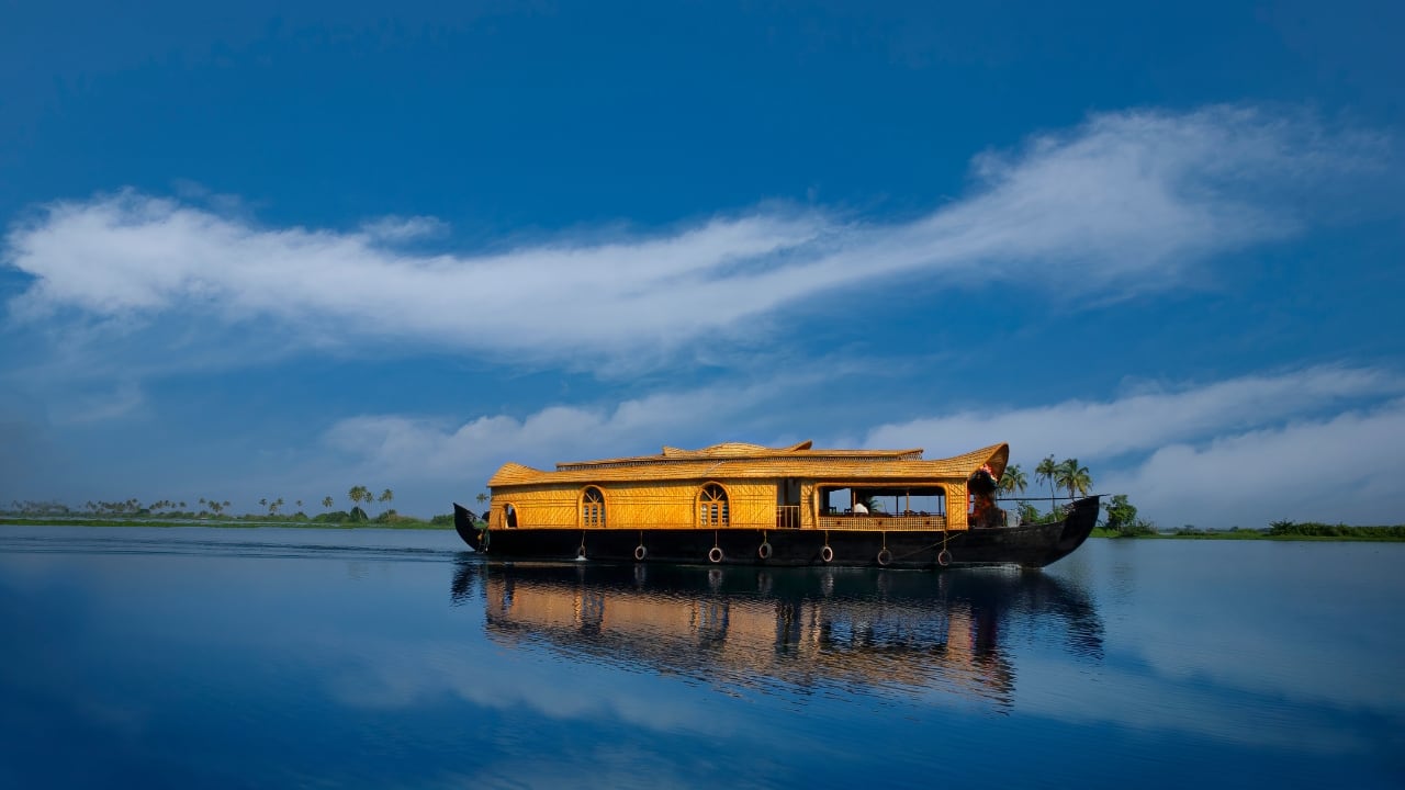 6. Alleppey: Tranquil Backwaters and Onam Festivities Alleppey, or Alappuzha, is the ideal destination for those looking to unwind in the serene backwaters. Enjoy a scenic houseboat cruise through the lush landscapes and experience traditional village life. During Onam, Alleppey features vibrant boat races, cultural performances, and the delectable Onam Sadhya, making it a complete festive experience. (Image: Canva)