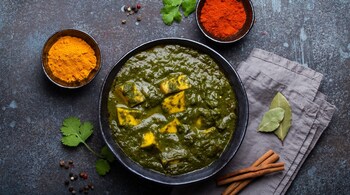 Palak is a great source of iron and also contains vitamins A, C, E, and K that improve your skin health. (Image: Canva)