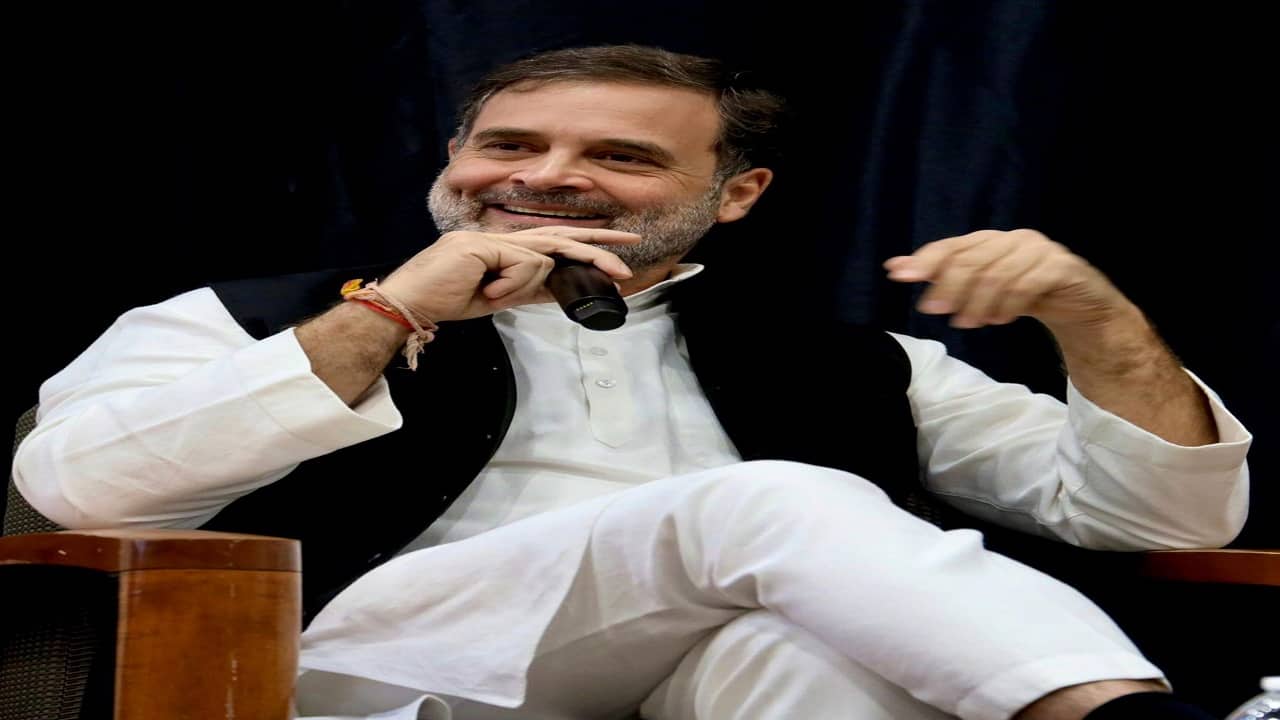 Sikh groups protest outside Sonia Gandhi's residence over Rahul's remarks Sikh groups protest outside Sonia Gandhi's residence over Rahul's remarks