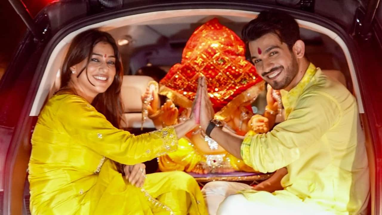 Arjun Bijlani and his wife Neha bid adieu to their Ganpati Bappa with heavy heart