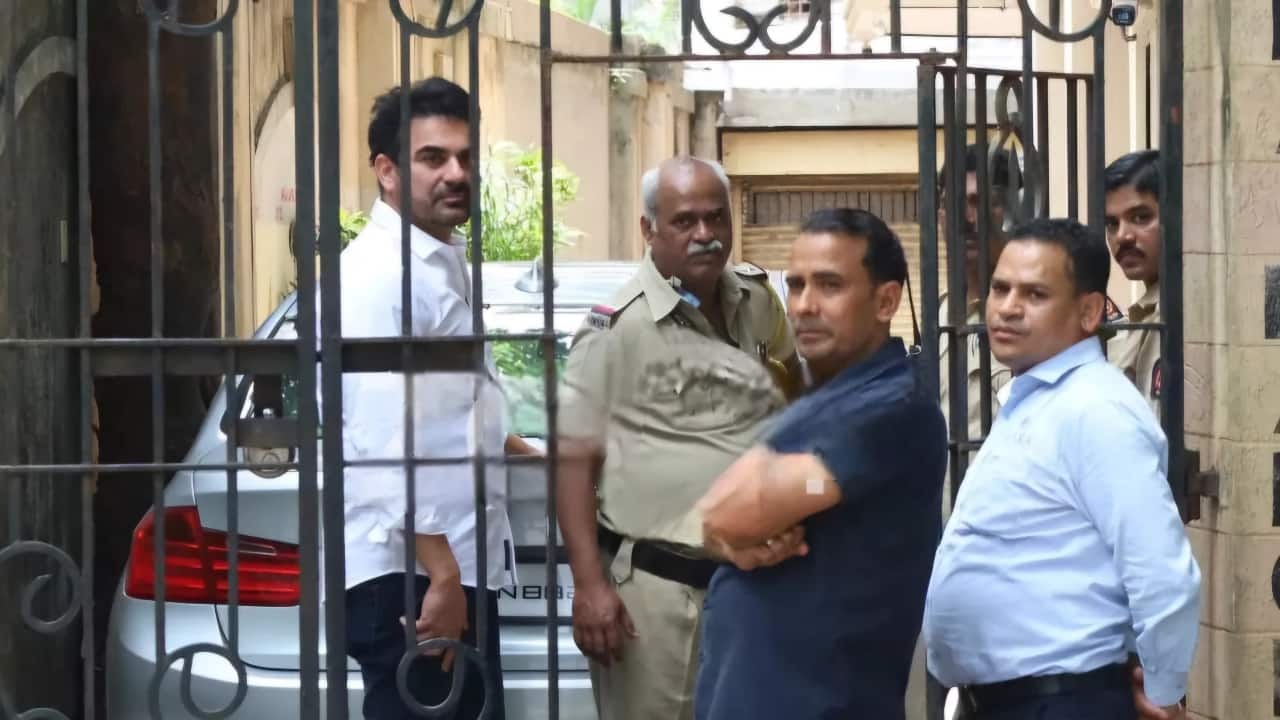 Malaika Arora father Anil Arora suicide: Ex-husband Arbaaz Khan reaches their Bandra home