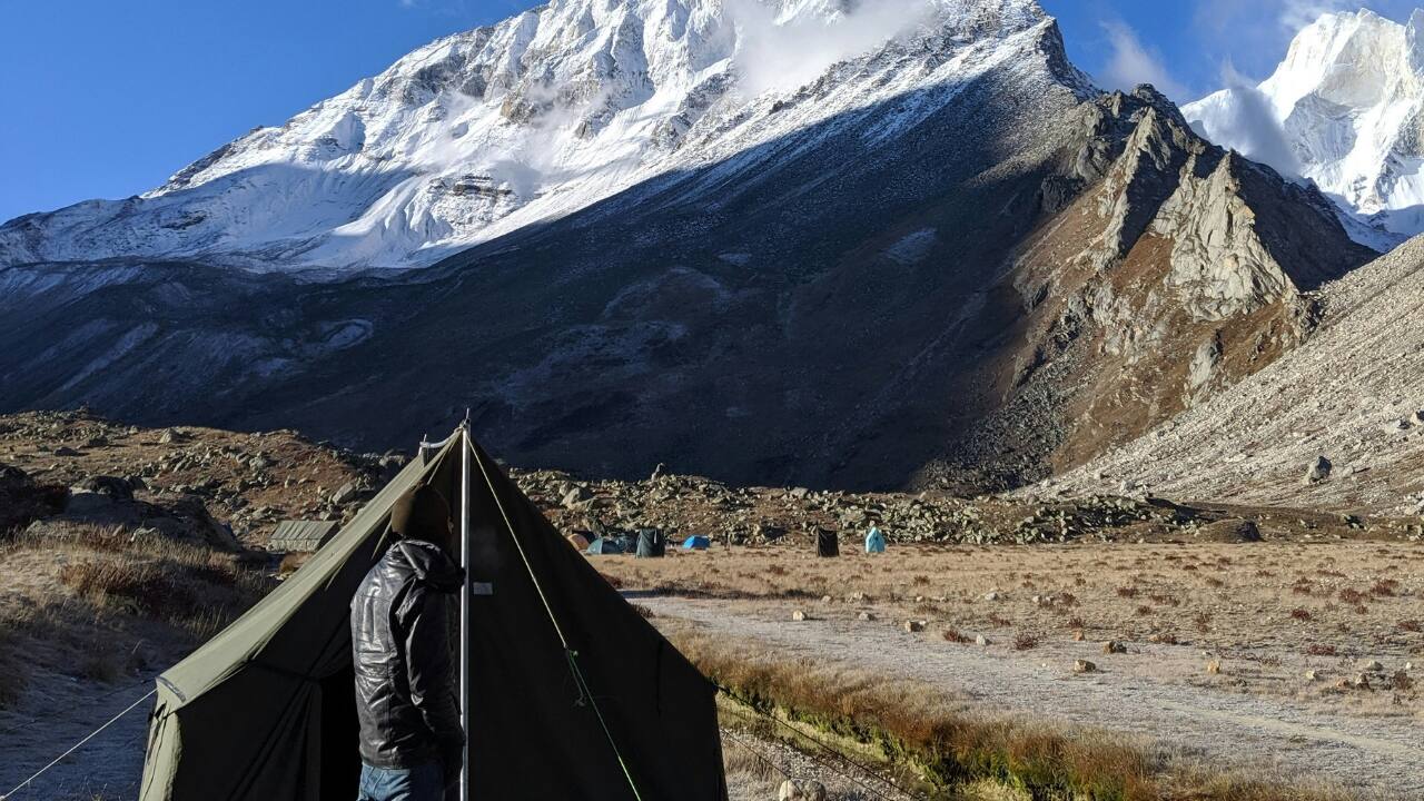1. Rishikesh, Uttarakhand: The Ultimate Riverside Adventure Known as the adventure capital of India, Rishikesh is a camper’s dream come true. Set up your camp along the Ganges, with the soothing sound of the river in the background. Apart from breathtaking views, you can indulge in adrenaline-pumping activities like river rafting, bungee jumping, and cliff diving. After a day of adventure, unwind by a bonfire under the stars, making it the perfect camping getaway for thrill-seekers. (Image: Unsplash)