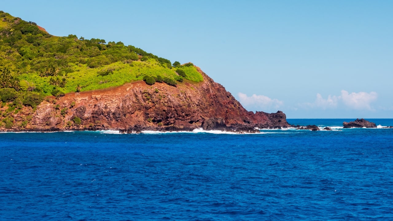2. Pitcairn Islands, Southern Pacific Ocean | With fewer than 50 residents, the Pitcairn Islands are a hidden tropical gem in the Southern Pacific. Surrounded by crystal-clear waters and lush, untouched landscapes, this remote paradise is ideal for travelers in search of tranquility and a unique adventure.(Image: Canva)