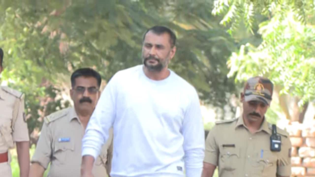 Renukaswamy murder: Actor Darshan Thoogudeepa sparks controversy, shows middle finger to media, watch video