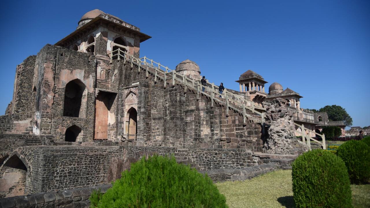 Mandu – Madhya Pradesh | Steeped in history and architectural splendor, Mandu is a historic city in Madhya Pradesh. Its ancient ruins, palaces, and beautiful lakes offer a glimpse into India’s rich past.(Image: Canva)