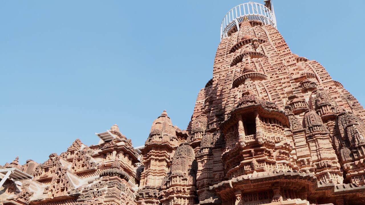 Osian – Rajasthan | Osian, a desert town in Rajasthan, is known for its ancient temples and sand dunes. It offers a unique blend of cultural heritage and desert adventure. (Image: Canva)