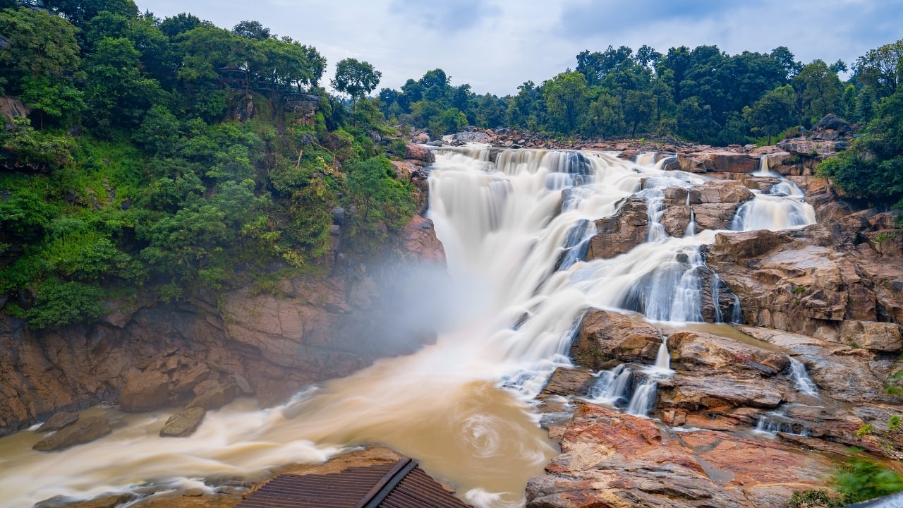 10. Ranchi, Jharkhand | Ranchi, the capital of Jharkhand, is surrounded by stunning natural beauty, including hills and waterfalls. The vistadome coach journey to Ranchi reveals picturesque landscapes and lush greenery, providing a visual feast and showcasing the serene beauty of this region. (Image: Canva)