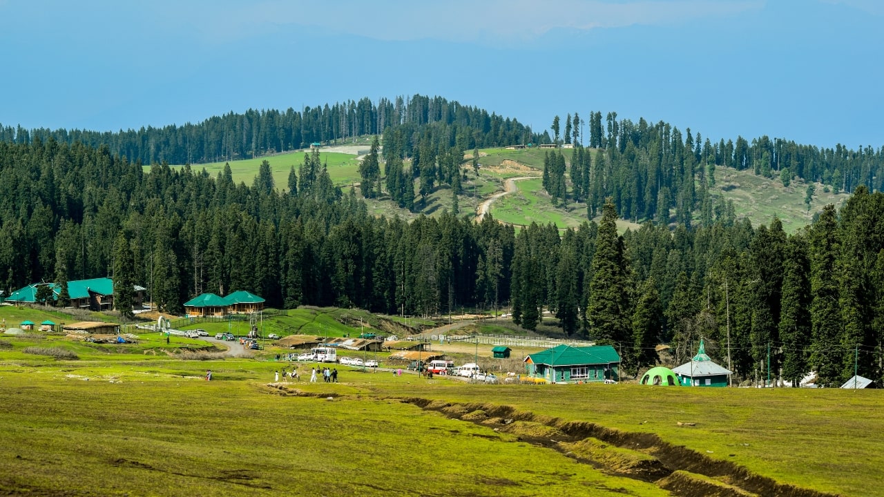 5. Budgam, Jammu and Kashmir | Budgam, situated in the heart of Jammu and Kashmir, is known for its serene beauty and historical significance. The vistadome coach ride to Budgam offers sweeping views of lush landscapes, snow-capped mountains, and verdant fields, showcasing the captivating beauty of this region. (Image: Canva)