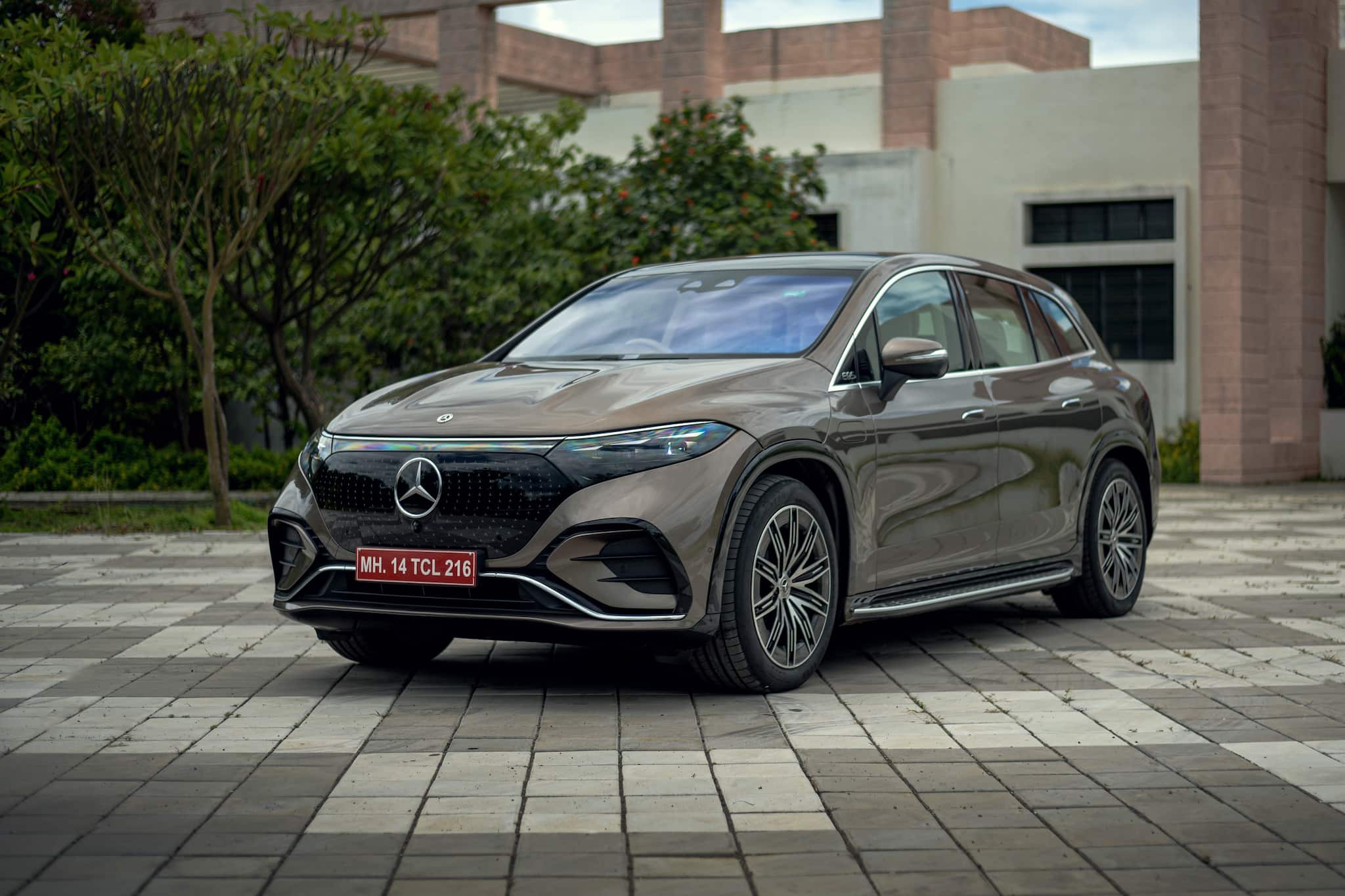 Range & Charging: Up to 809 km all-electric range (ARAI Certified). 31 min to charge 80% with a 200kW DC charger. 400 kW / 858 Nm of rated power. Full charge in 6.25 hours using a 22kW charger. Range & Charging: Up to 809 km all-electric range (ARAI Certified). 31 min to charge 80% with a 200kW DC charger. 400 kW / 858 Nm of rated power. Full charge in 6.25 hours using a 22kW charger.