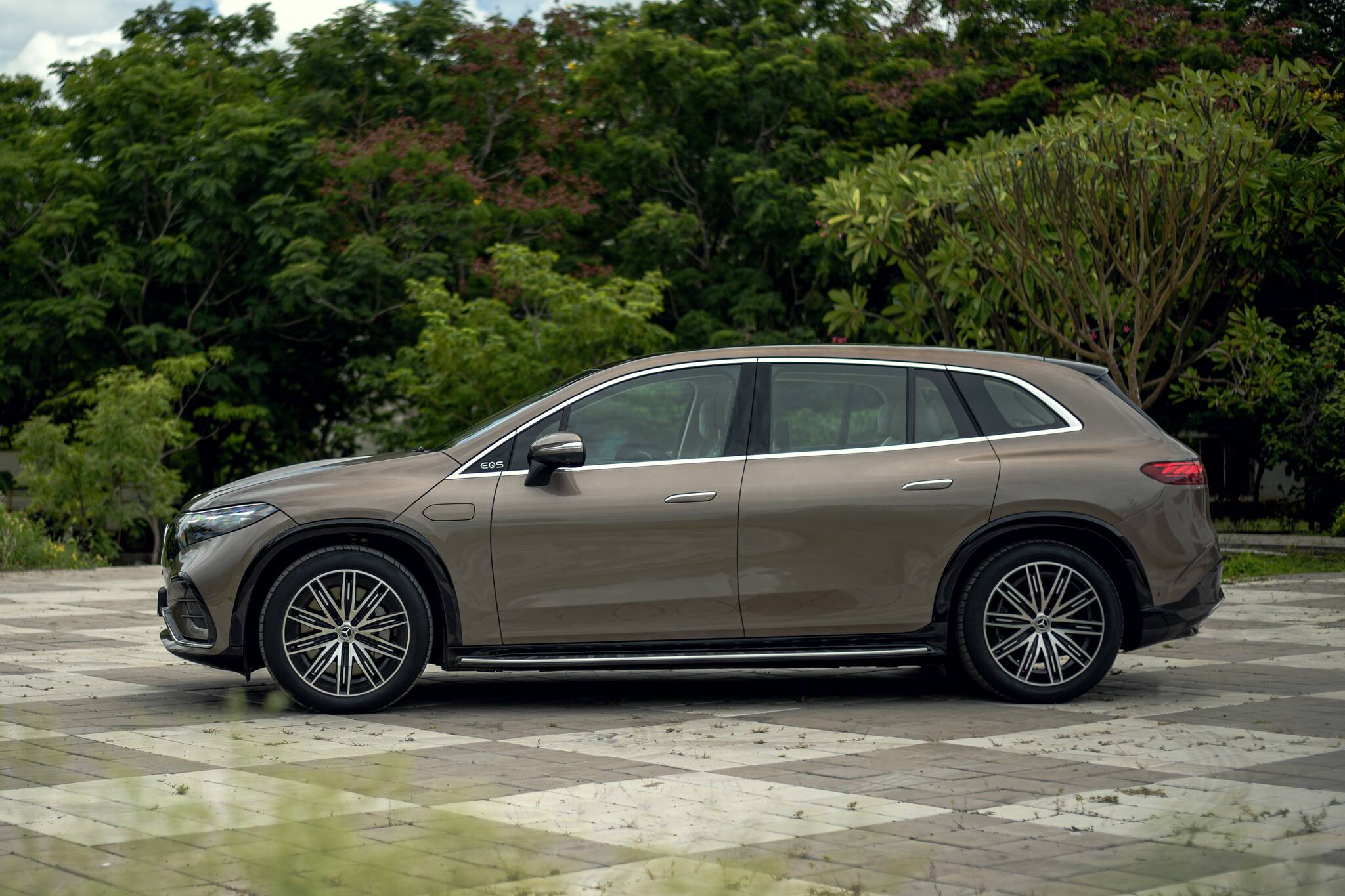 Navigation &amp; Range Management: Navigation with Electric Intelligence: Optimizes routes with charging stops, including estimated costs and preferred charging station options.