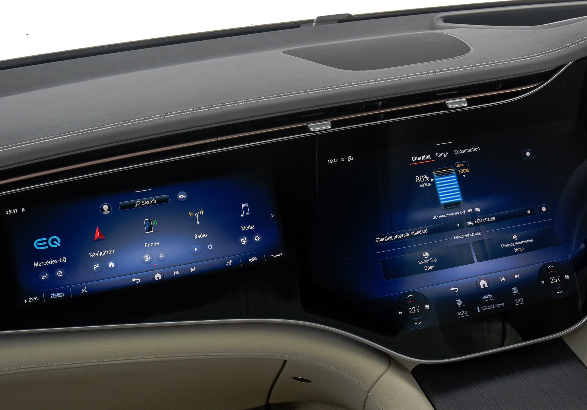 Memory Parking Assist: Automates parking by memorizing regular parking spots. Trailer Maneuvering Assist: Automatically regulates steering when reversing with a trailer. Parking Package with 360° camera: Detects free parking spaces and provides visual and acoustic feedback during parking.