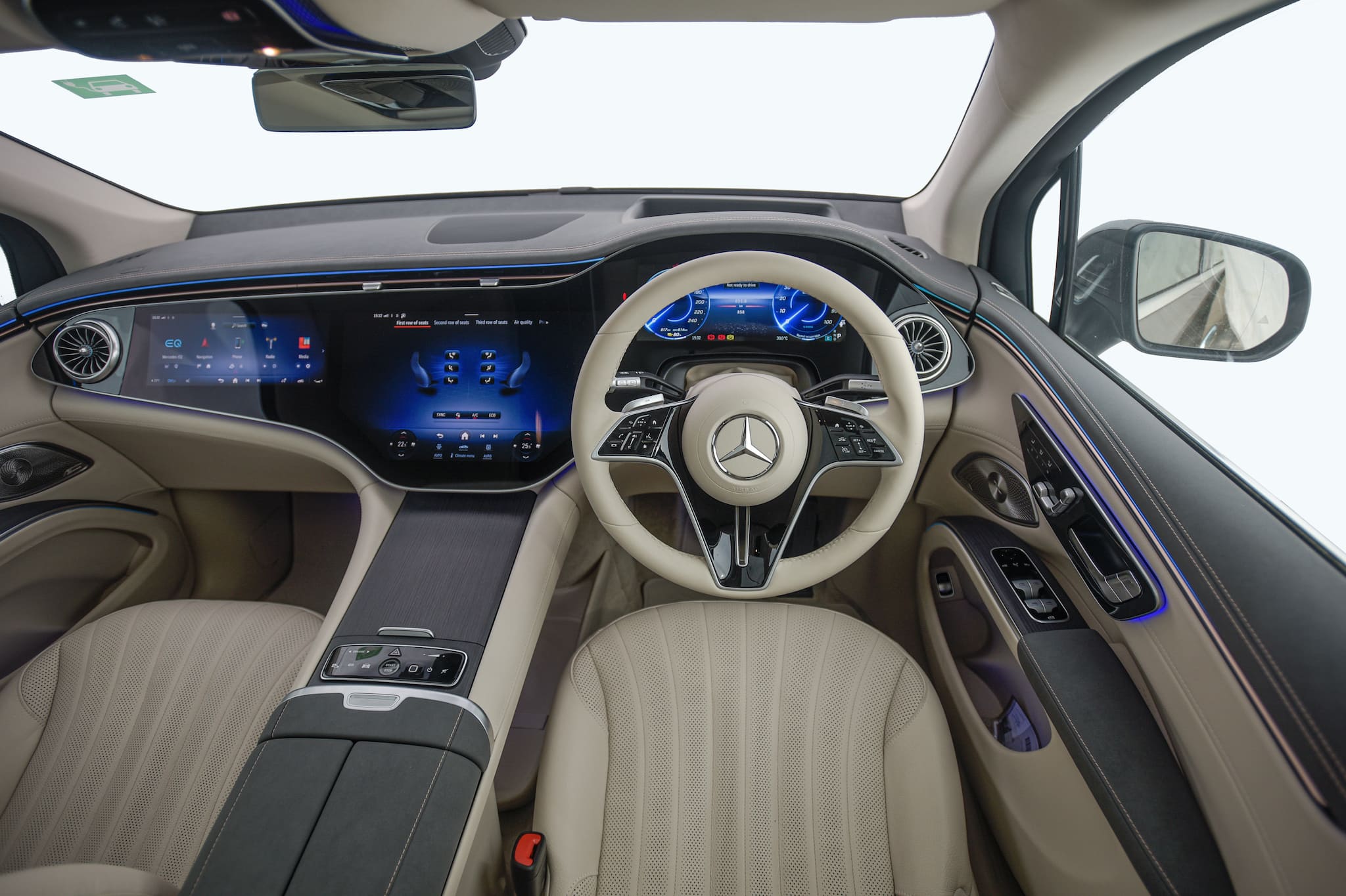 Pre-entry Climate Control: Pre-set your desired temperature and departure time via the Mercedes me app for a perfectly tempered interior upon entry.