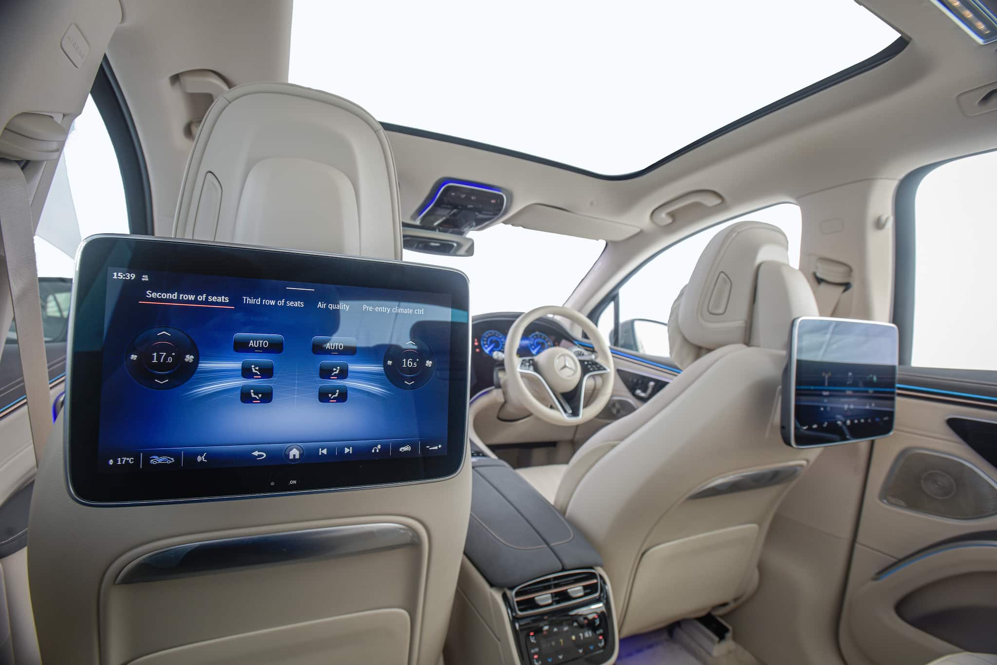 Active Range Monitoring: Monitors battery charge and range with real-time updates and speed recommendations for reaching destinations.