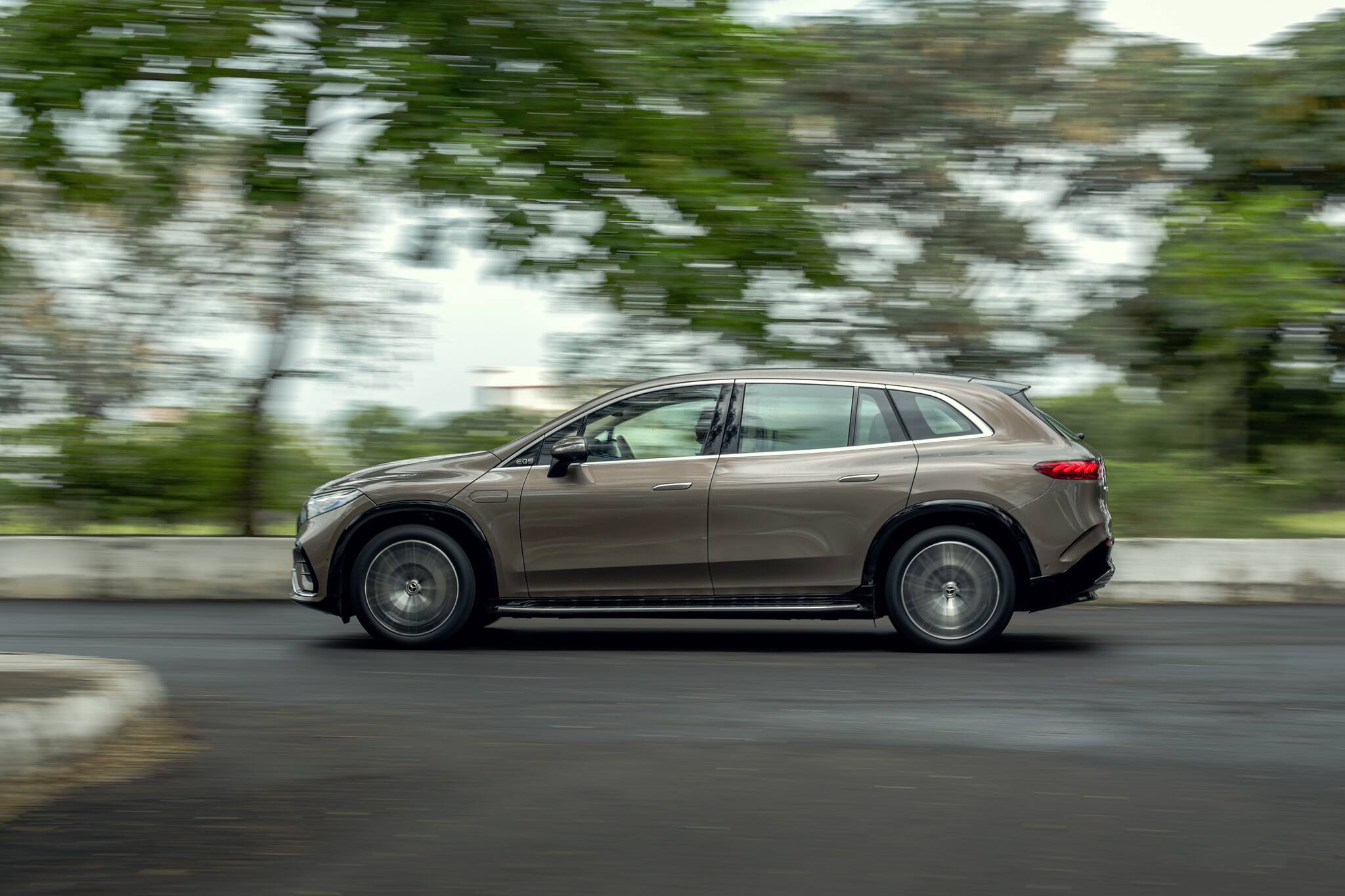 Charging Solutions: Mercedes-Benz Wallbox 2.0: A home charging solution with up to 22kW capacity, controllable via smartphone. Flexible Pro Charging System: Charge anywhere with a universal system, adaptable for all power sources up to 22kW.