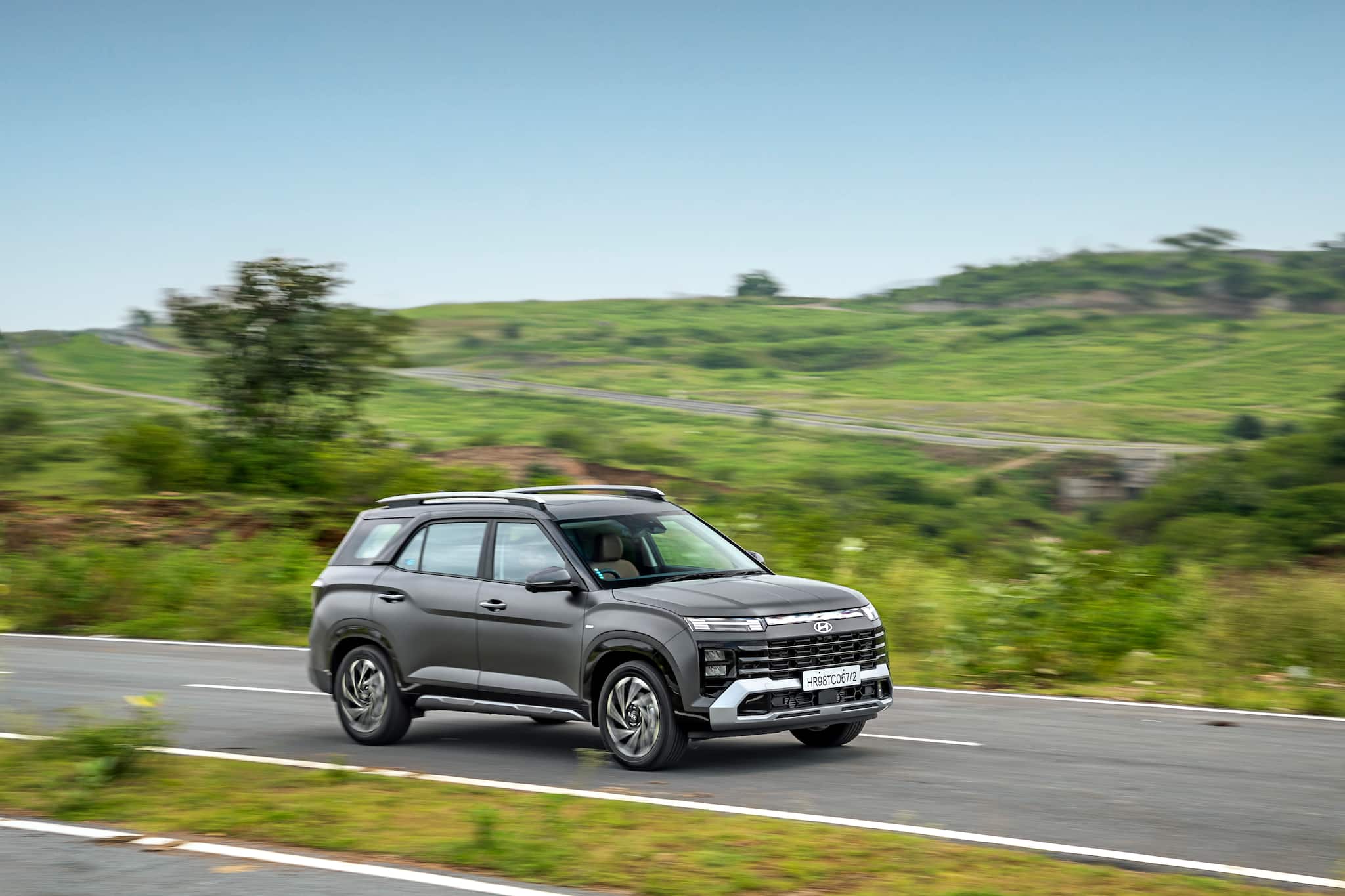 Engine Specifications: The updated Alcazar offers two engine choices: a 1.5-liter turbocharged petrol engine generating 158 bhp and 253 Nm of torque, and a 1.5-liter U2 CRDi diesel engine producing 113 bhp and 250 Nm of torque. Both engines can be paired with a six-speed manual or a six-speed automatic transmission. Engine Specifications: The updated Alcazar offers two engine choices: a 1.5-liter turbocharged petrol engine generating 158 bhp and 253 Nm of torque, and a 1.5-liter U2 CRDi diesel engine producing 113 bhp and 250 Nm of torque. Both engines can be paired with a six-speed manual or a six-speed automatic transmission.