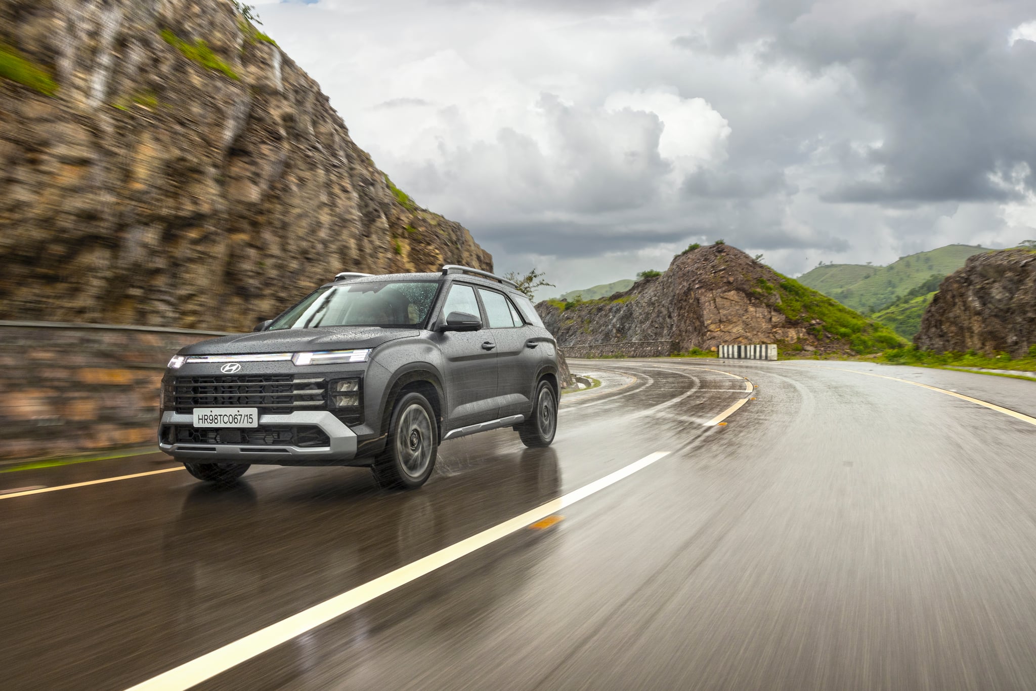 Exterior: The exterior design is highlighted by a dark chrome radiator grille, quad-beam LED headlamps, and diamond-cut alloy wheels. Practical features like bridge-type roof rails and LED tail lamps contribute to its stylish appearance. With dimensions of 4560mm in length, 1800mm in width, and 1710mm in height, the Alcazar provides ample headroom and shoulder room, maintaining a wheelbase of 2760mm. Exterior: The exterior design is highlighted by a dark chrome radiator grille, quad-beam LED headlamps, and diamond-cut alloy wheels. Practical features like bridge-type roof rails and LED tail lamps contribute to its stylish appearance. With dimensions of 4560mm in length, 1800mm in width, and 1710mm in height, the Alcazar provides ample headroom and shoulder room, maintaining a wheelbase of 2760mm.