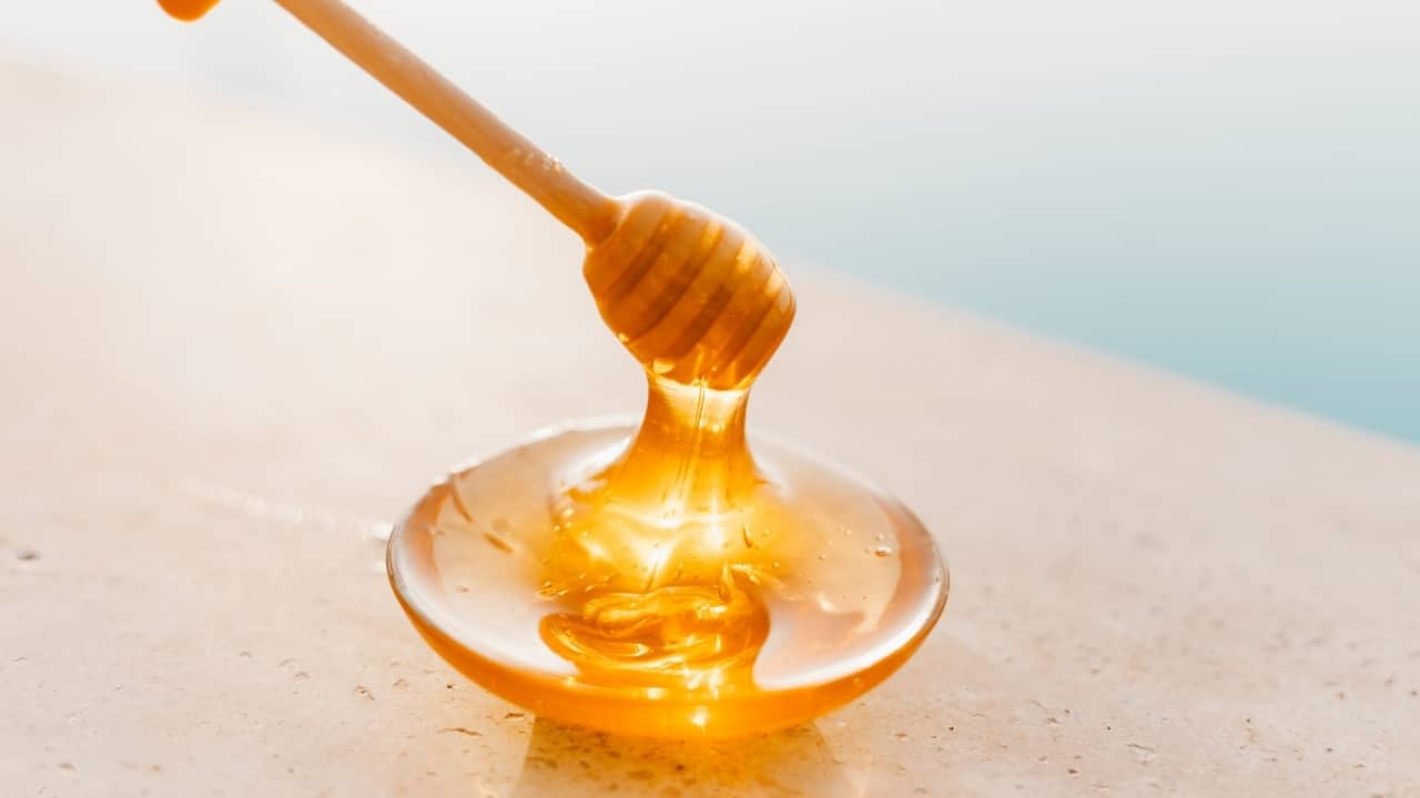 Health benefits of honey in winter, plus ways to identify pure honey using water and flame tests