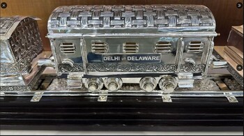 Crafted by artisans from Maharashtra, this vintage silver hand-engraved train model is made of 92.5% silver.