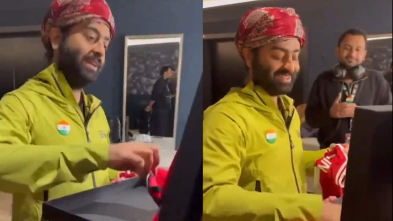 Arijit Singh receives Manchester United signed Jersey from Mason Mount, watch his reaction