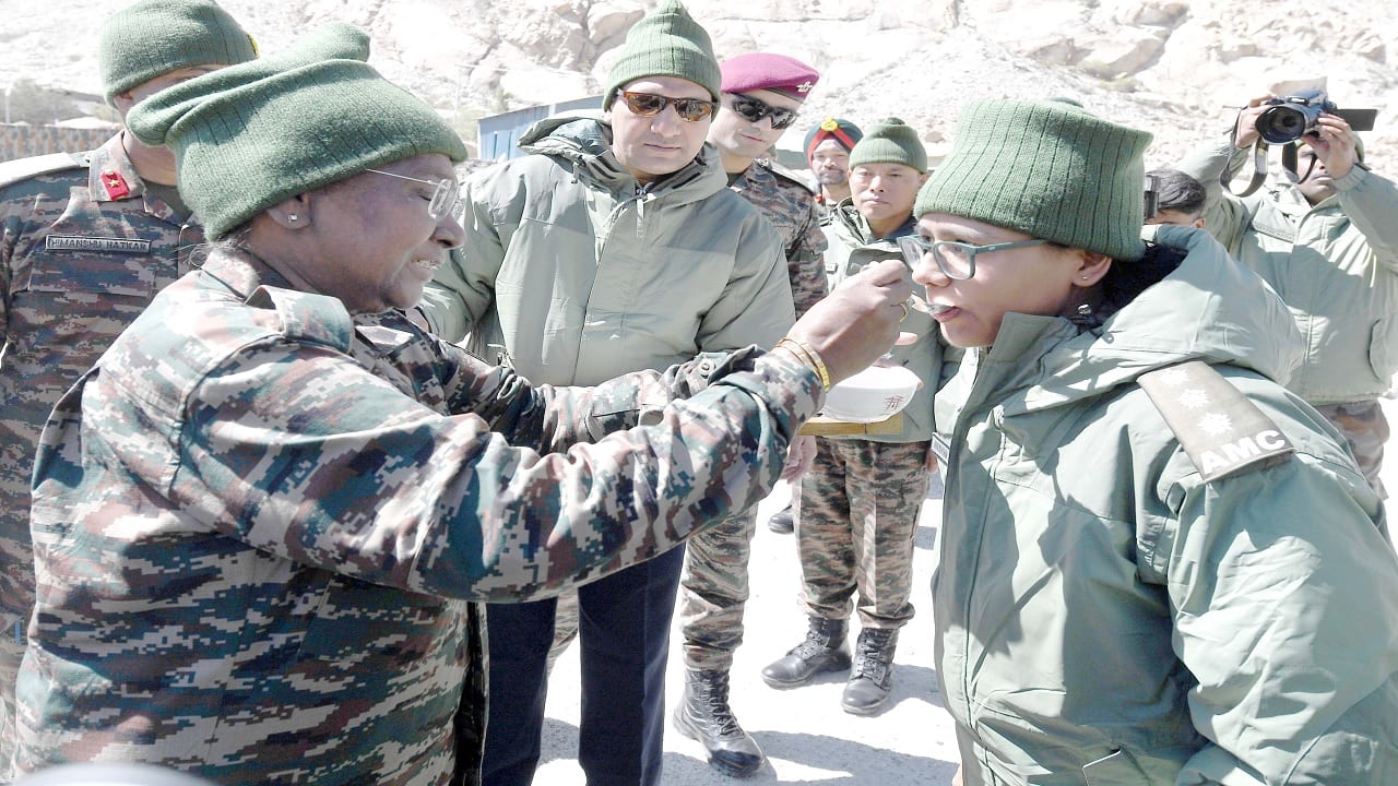 Addressing the soldiers, the President said that as the supreme commander of the armed forces, she felt very proud of them and that all citizens salute their bravery.
