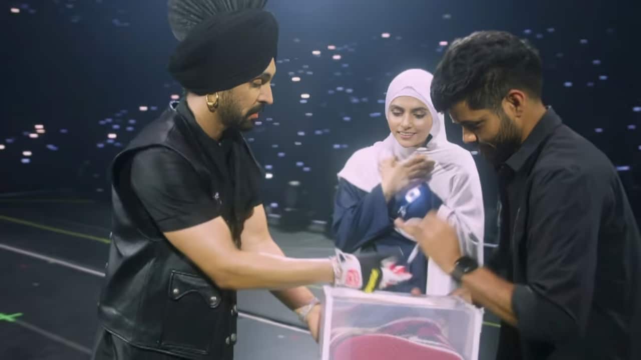 Diljit Dosanjh gifts a pair of shoes to a Pakistani fan at Manchester concert; says, 'Borders are made by politicians'