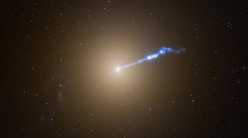 A Hubble Space Telescope image of the giant galaxy M87 shows a 3,000-light-year-long jet of plasma blasting from the galaxy’s 6.5-billion-solar-mass central black hole. (Image: NASA)