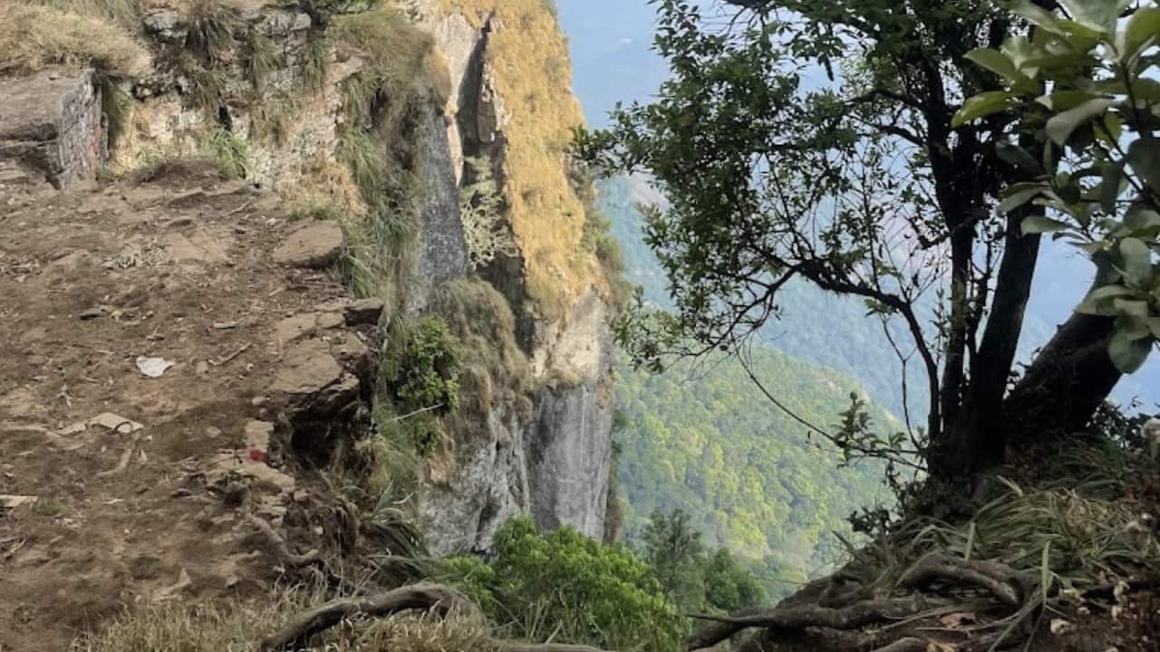 As you meander through the paths, you’ll encounter spectacular sights, including sweeping vistas of lush green valleys that stretch as far as the eye can see. The nearby Pillar Rocks, often shrouded in a mystical fog, create a dreamy backdrop that photographers and nature lovers will adore. (Image: Guna Caves)