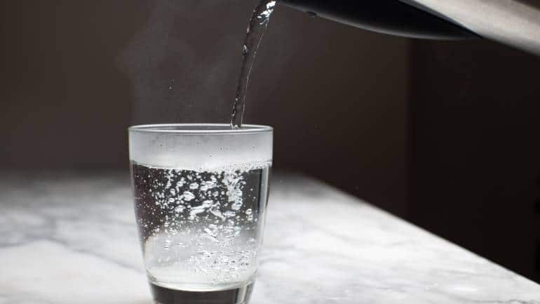 Oral Rehydration Solutions (ORS), a simple mix of water, sugar, and salts, restores hydration more effectively than plain water, especially during periods of high fluid loss (Image: Canva)