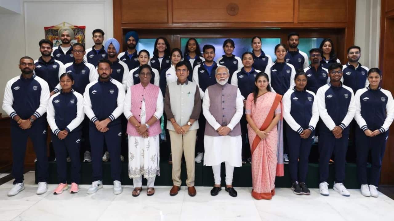 PM Modi poses for a photo with the Olympians