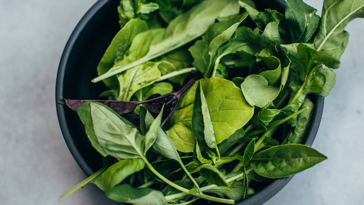 Leafy greens: Leafy greens such as spinach, kale, and collard greens are packed with lutein and zeaxanthin, antioxidants that are highly concentrated in the macula, the part of the retina responsible for sharp central vision. These antioxidants protect the eyes from harmful light and oxidative stress, which can damage the retina. Regular consumption of these greens helps reduce the risk of developing age-related macular degeneration (AMD) and cataracts, two common eye conditions that can impair vision as you age. (Image: Canva)