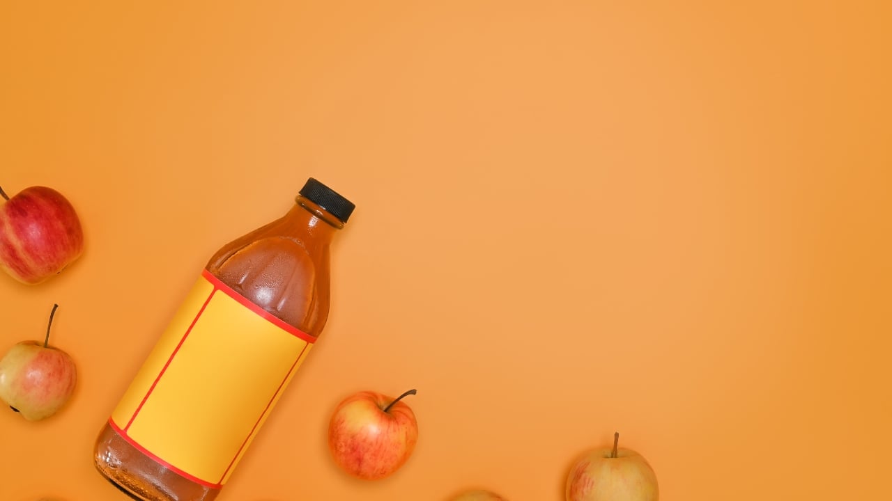 Apple cider vinegar drink Apple cider vinegar diluted in water, sometimes with lemon juice or honey, can help control blood sugar levels and reduce appetite. It promotes digestion and may support weight loss. Use it in moderation, as excessive consumption can cause gastrointestinal irritation or affect tooth enamel. (Image: Canva)