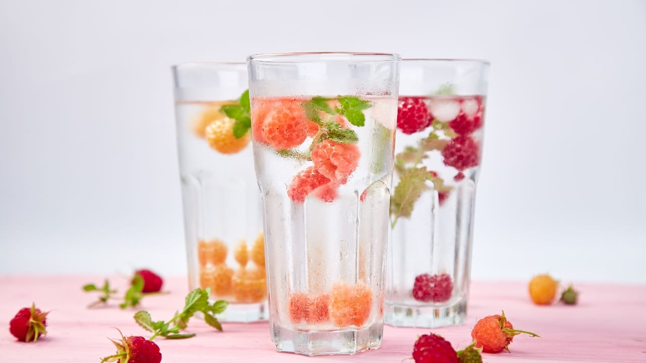 Berry detox water Berry detox water infuses water with a mix of berries like strawberries, blueberries, and raspberries. Berries are high in antioxidants, vitamins, and fibre, which aid digestion, reduce inflammation, and support weight loss. This flavourful drink helps curb hunger while providing essential nutrients. (Image: Canva)