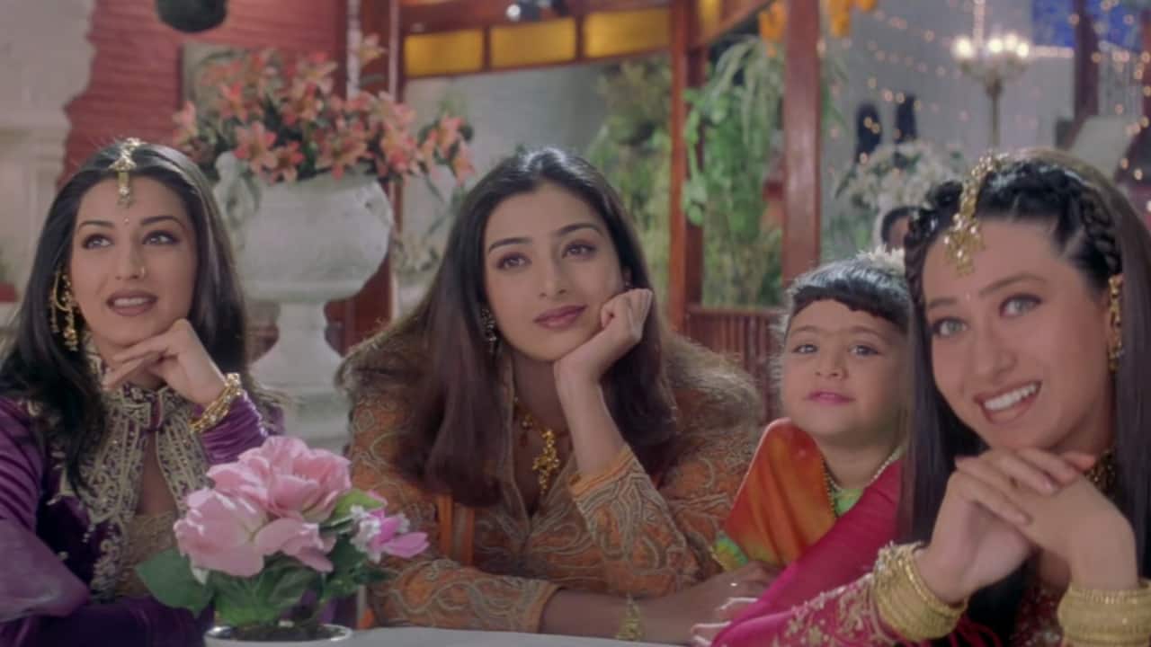 When Karisma Kapoor revealed Sonali Bendre would sit alone on Hum Saath Saath Hain set, says, Tabu and I used to wonder why is she not talking to us?