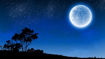 A supermoon occurs when the full moon coincides with its perigee, the point in its orbit closest to Earth. (Image: Canva)