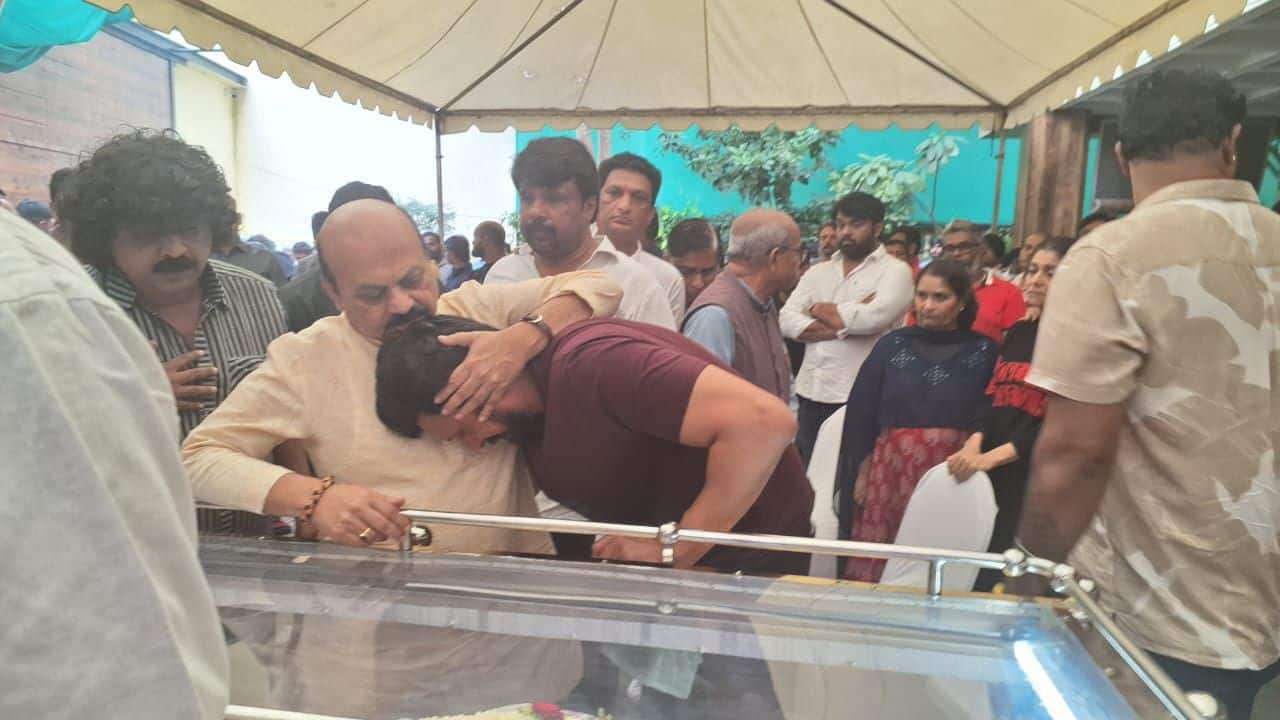Kichcha Sudeep's mother passes away, actor breaks down at mother’s funeral rites