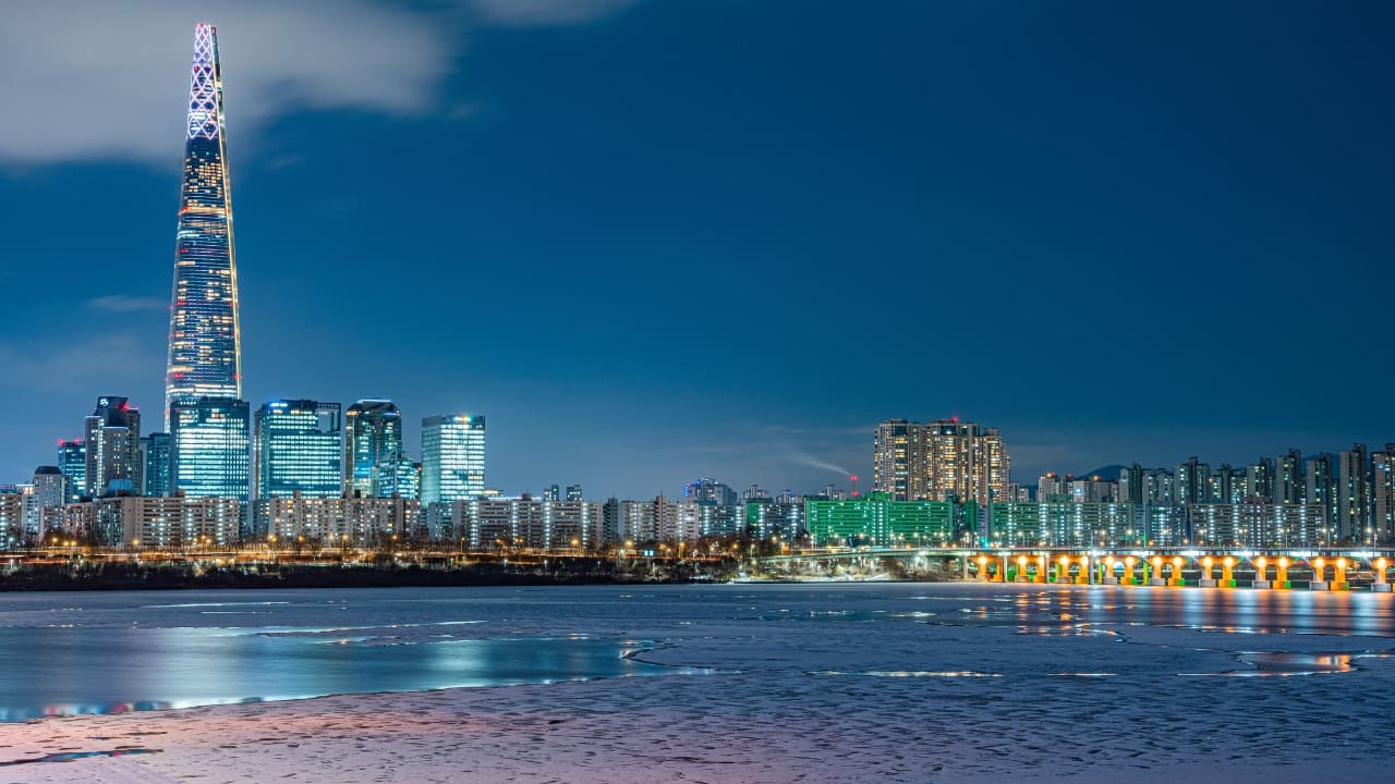 Wander through Seoul’s iconic landmarks, vibrant neighborhoods, and hidden gems for an unforgettable cultural journey. (Image: Canva)