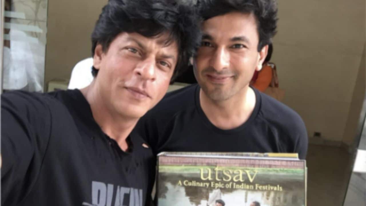 Chef Vikas Khanna shares pic with Shah Rukh Khan, writes: "Cooking for my Maa and YOU have been the biggest honour'
