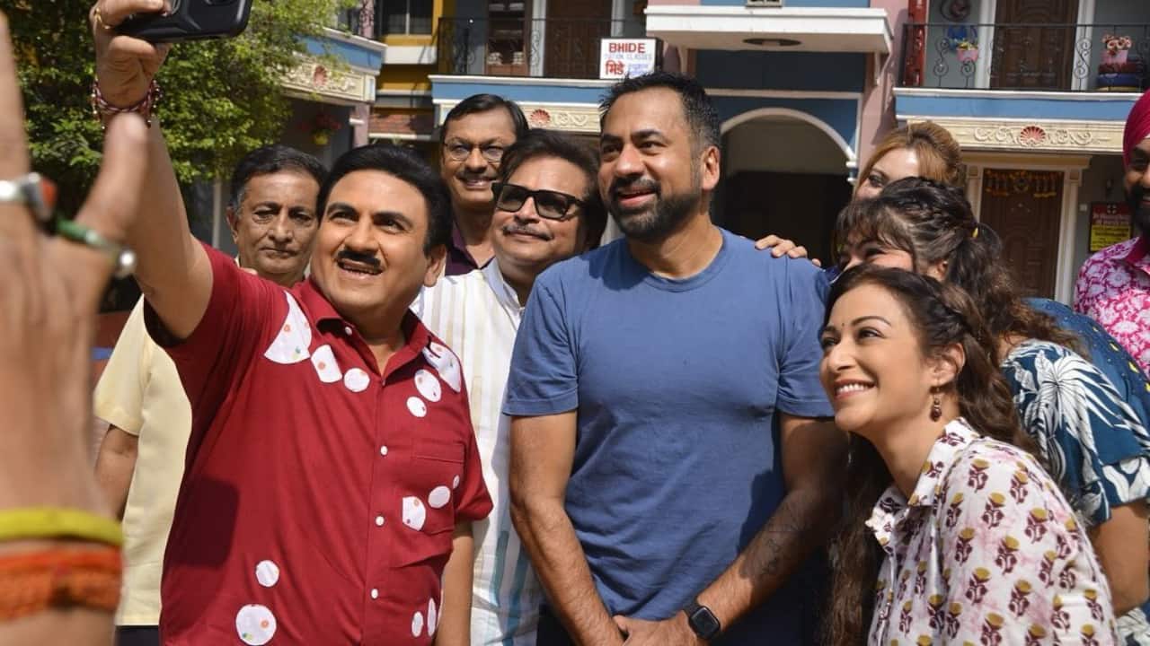 Kal Penn meets Dilip Joshi, Munmun Datta, Sunayana Fozdar, Mandar Chandwadkar and others on the sets of Taarak Mehta Ka Ooltah Chashmah 