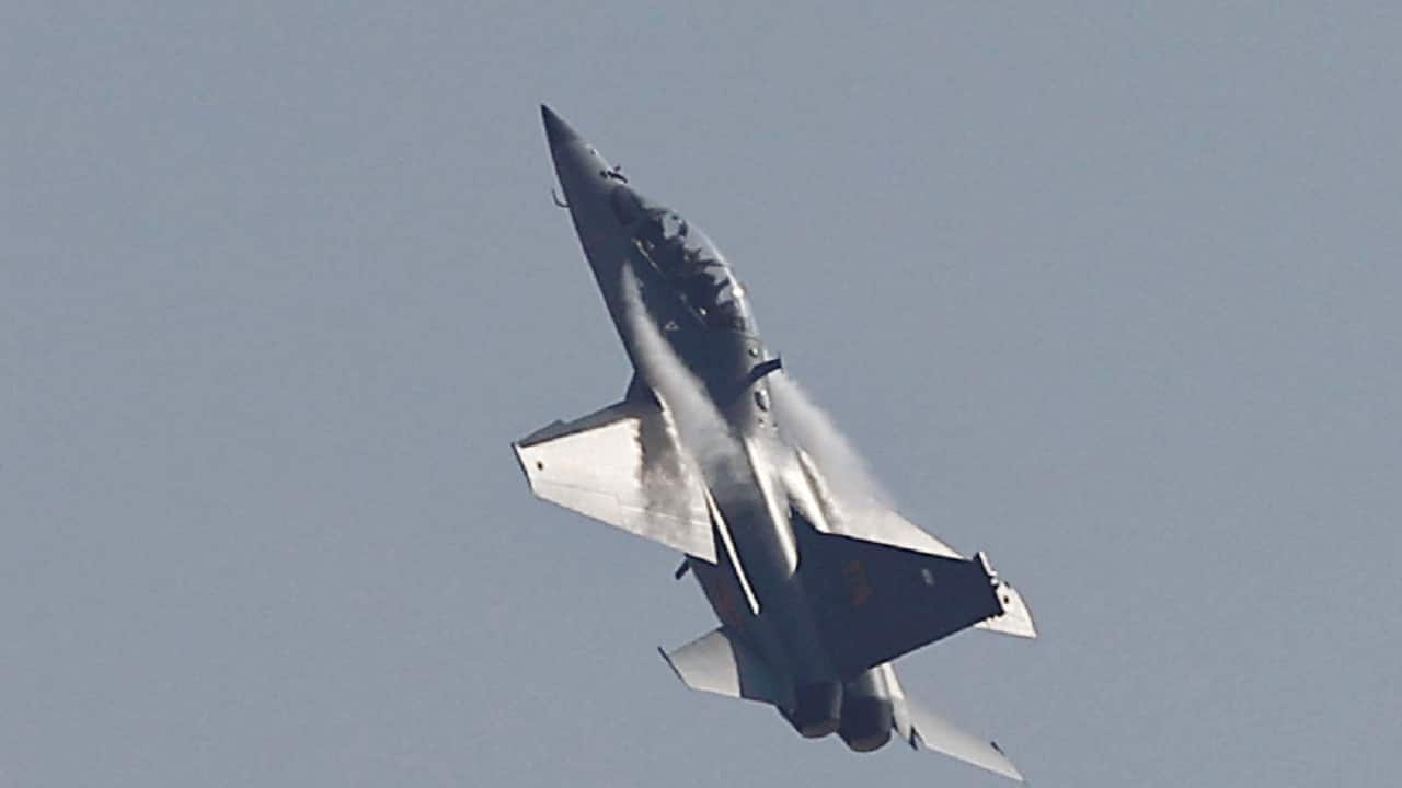 A JL-10 advanced trainer jet performs at the China International Aviation and Aerospace Exhibition, or Airshow China, in Zhuhai, Guangdong province, China A JL-10 advanced trainer jet performs at the China International Aviation and Aerospace Exhibition, or Airshow China, in Zhuhai, Guangdong province, China