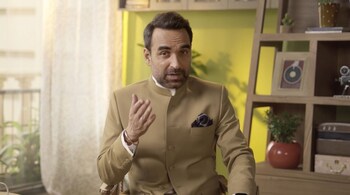 During his visit to the hotel in Patna, Pankaj Tripathi reunited with 15 former colleagues who had worked with him when he was not yet a household name.