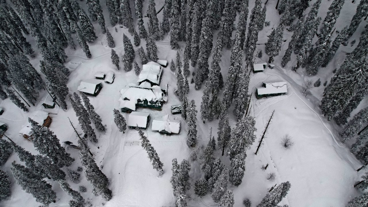 Kashmir Snowfall Alert: Flights delayed, highways blocked as heavy snowfall wreaks havoc in Jammu and Kashmir