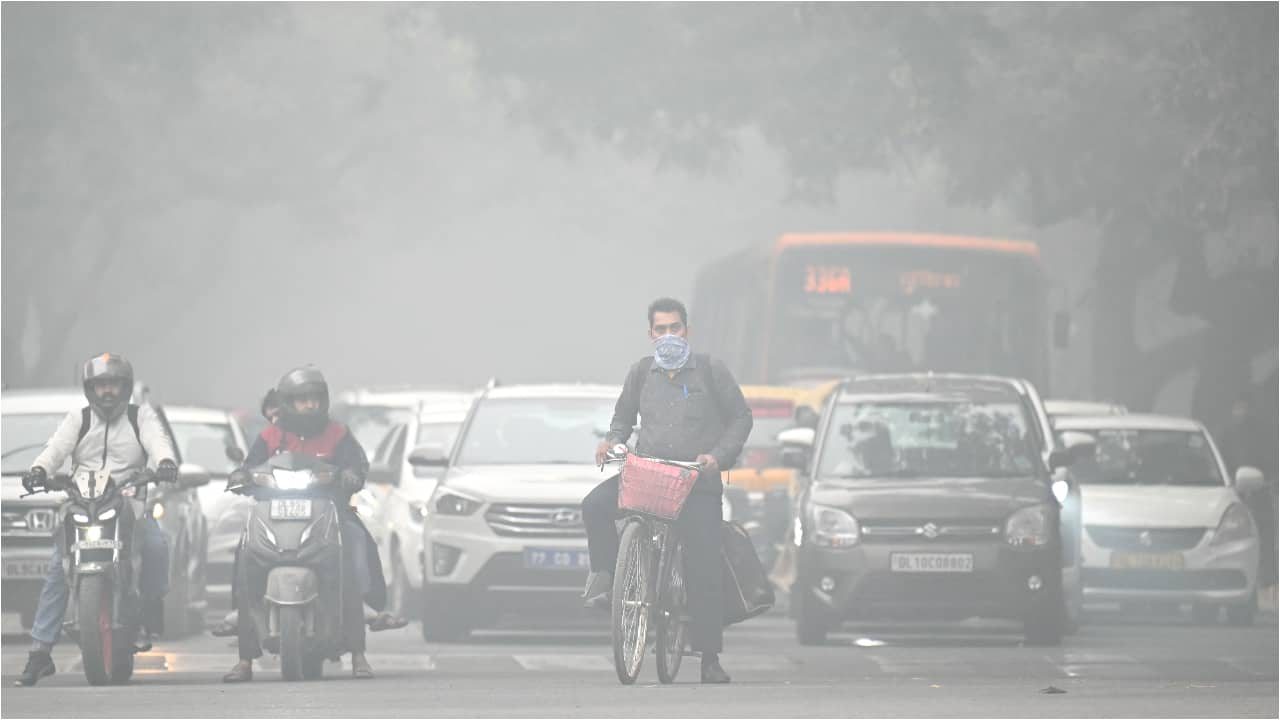 Delhi Air Pollution: Smog grounds 400 flights, disrupts trains – 5 points