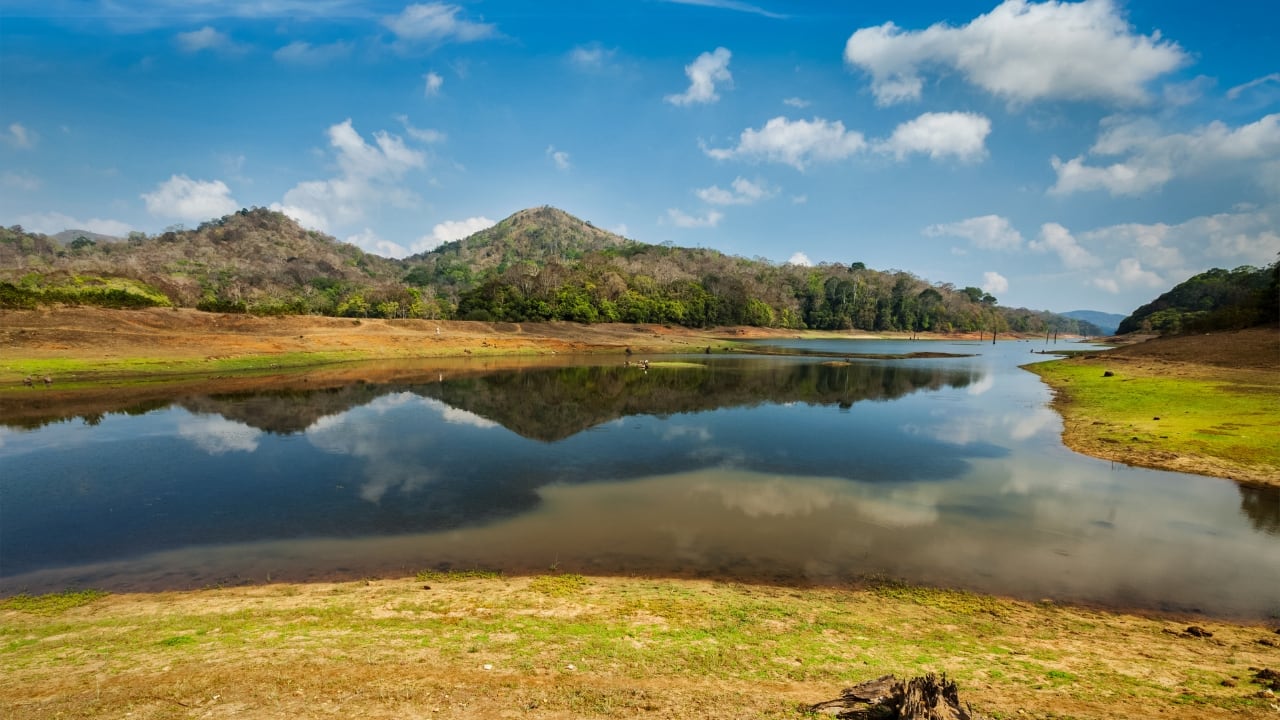 Experience the perfect blend of nature, culture, and adventure at Kerala's stunning lakes. (Image: Canva)