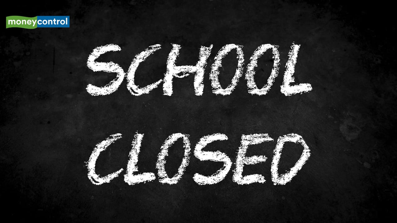 Delhi Schools Shut, Universities Shift to Online Mode as Air Quality Reaches Severe Levels Delhi Schools Shut, Universities Shift to Online Mode as Air Quality Reaches Severe Levels